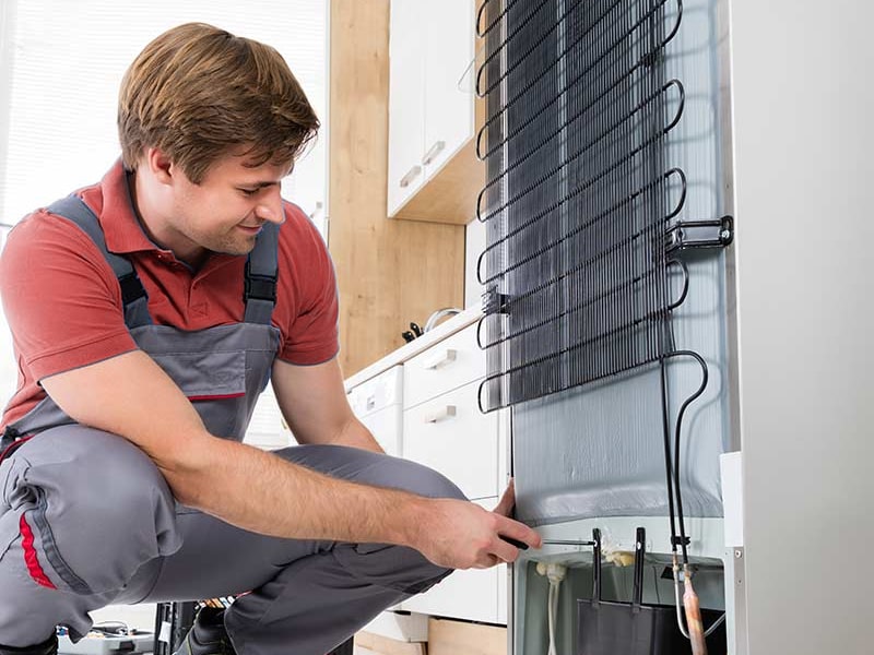 Técnico Reparando Nevera LG Técnico Reparando Nevera LG
