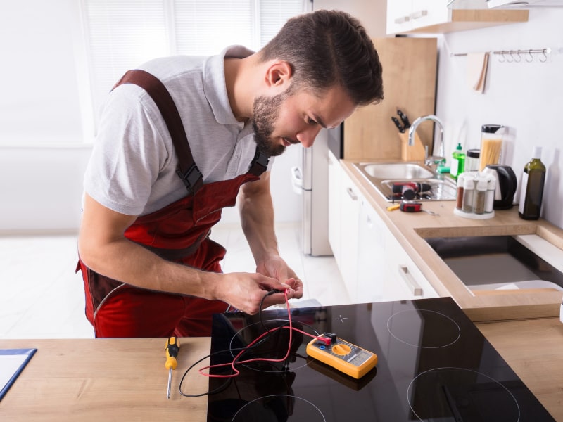 Técnico Reparando Vitrocerámica LG Técnico Reparando Vitrocerámica LG